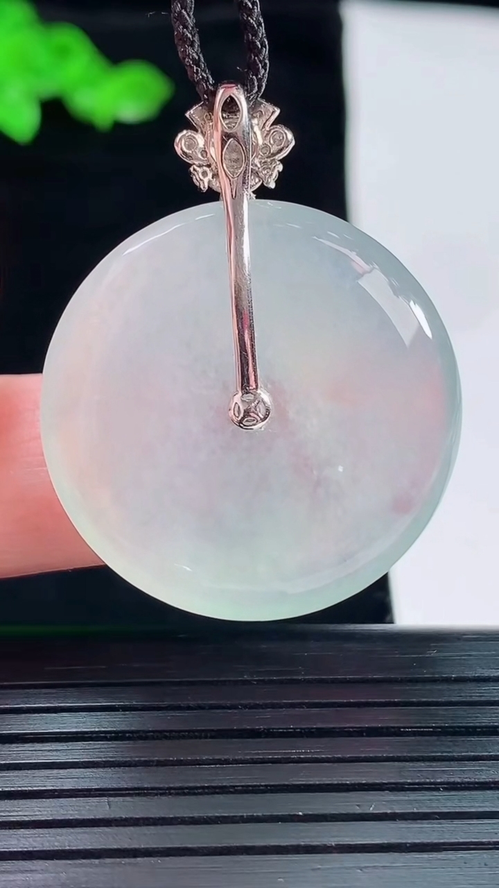 天然A货翡翠平安扣吊坠，尺寸38-30-5.5重量:11.47g
5月20日