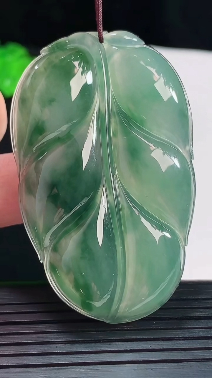 天然A货翡翠种飘花金枝玉叶 叶子吊坠，尺寸58-36.6-6.5重量:23.32g
5月20日