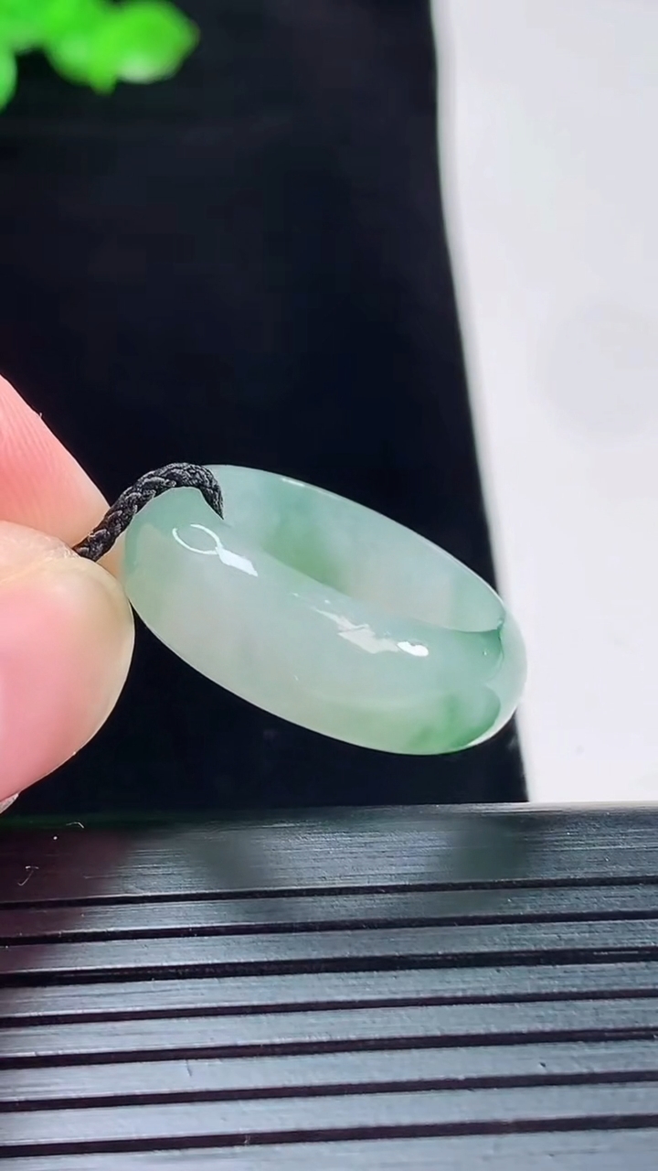 天然A货翡翠飘花玉指环 戒指，尺寸18.5-7-3重量:3.84g2026年5月20日
工厂直销收藏佳品,种好水足，色泽均匀，有种有色，上手高大气！
