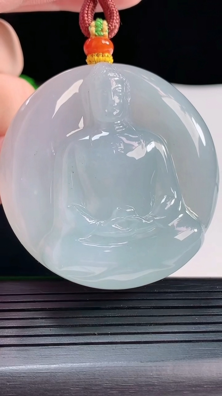 天然A货翡翠大日如来佛吊坠，尺寸55-11.6重量:72.13g
5月20日