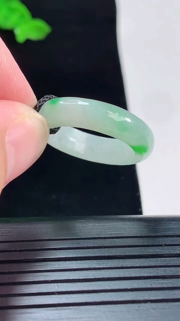 天然A货翡翠玉指环 戒指，尺寸18.5-5.5-3.6重量:4.32g2026年5月20日
工厂直销收藏佳品,种好水足，色泽均匀，有种有色，上手高大气！
