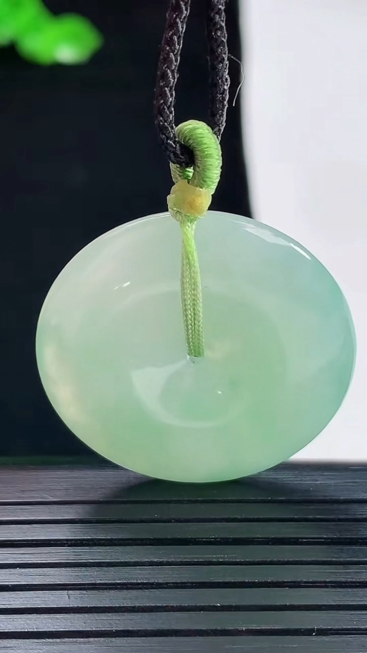 天然A货翡翠平安扣吊坠，尺寸29.6-5.2重量:9.77g
5月20日