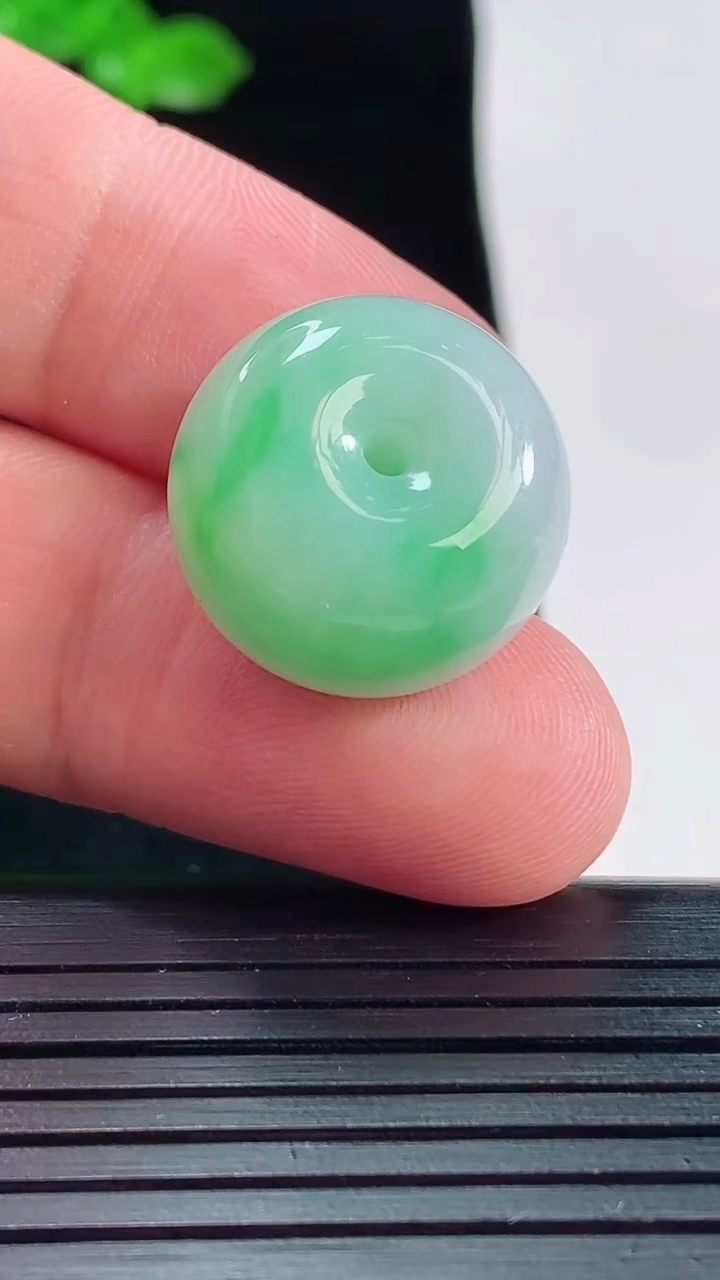 天然A货翡翠路路通吊坠，尺寸19-13重量:9.80g
5月20日