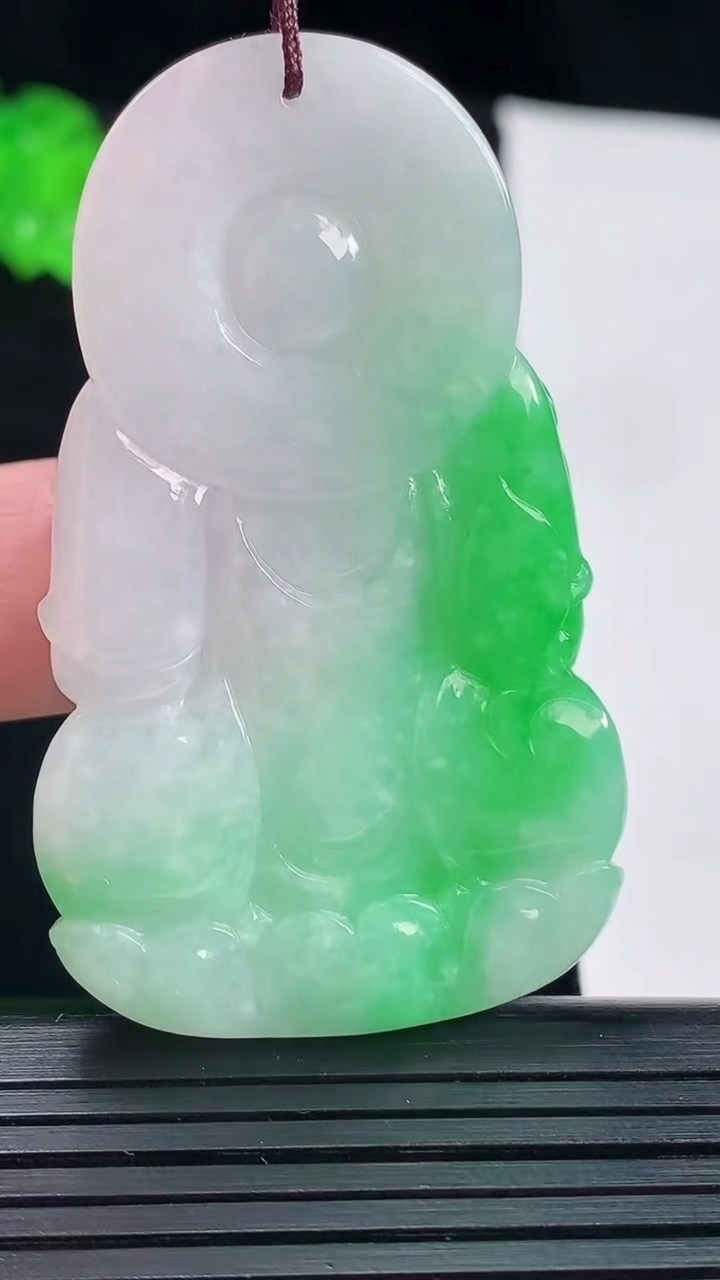 天然A货翡翠正装观音吊坠，尺寸55-33-5.6重量:22.66g
5月20日