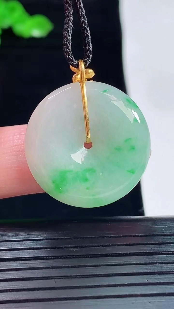天然A货翡翠平安扣吊坠，尺寸30-25.2-5.5重量:7.74g
5月20日