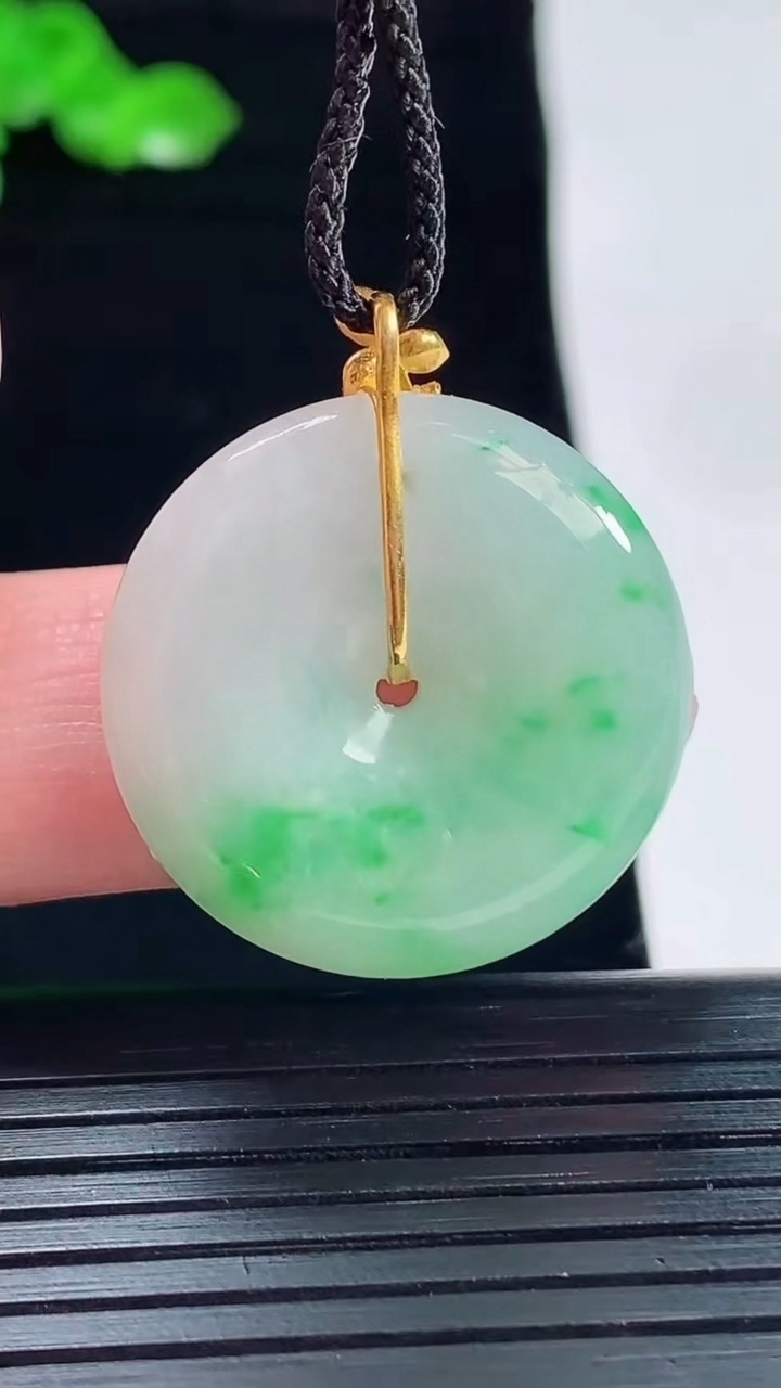 天然A货翡翠平安扣吊坠，尺寸30-25.2-5.5重量:7.74g
5月20日