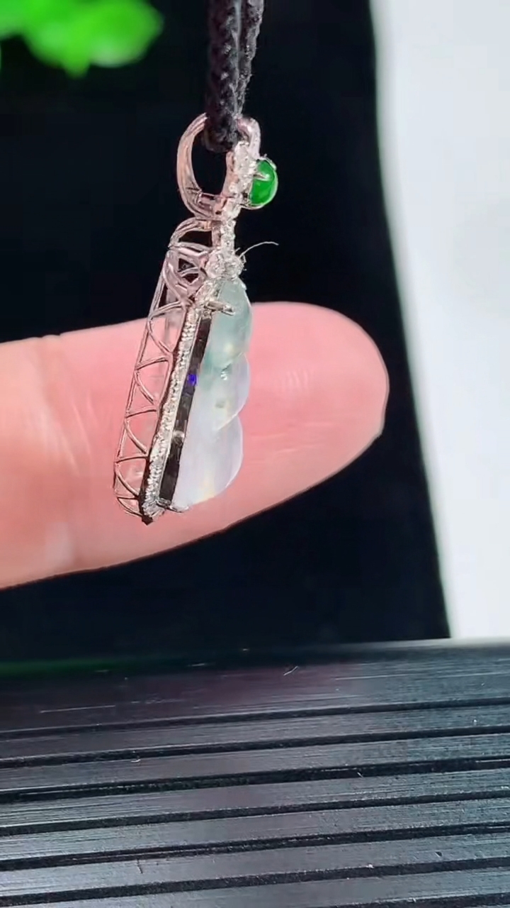 天然A货翡翠种飘花福豆吊坠，尺寸26.5-9.6-6.8，裸石14.6-7.6重量:1.52g
5月20日