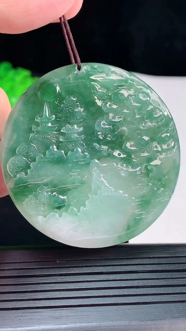 天然A货翡翠牌吊坠，尺寸52-5.6重量:34.49g
5月20日