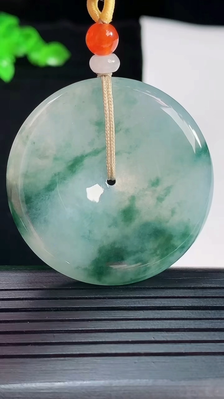 天然A货翡翠飘花平安扣吊坠，尺寸40-5.6重量:20.68g
5月20日