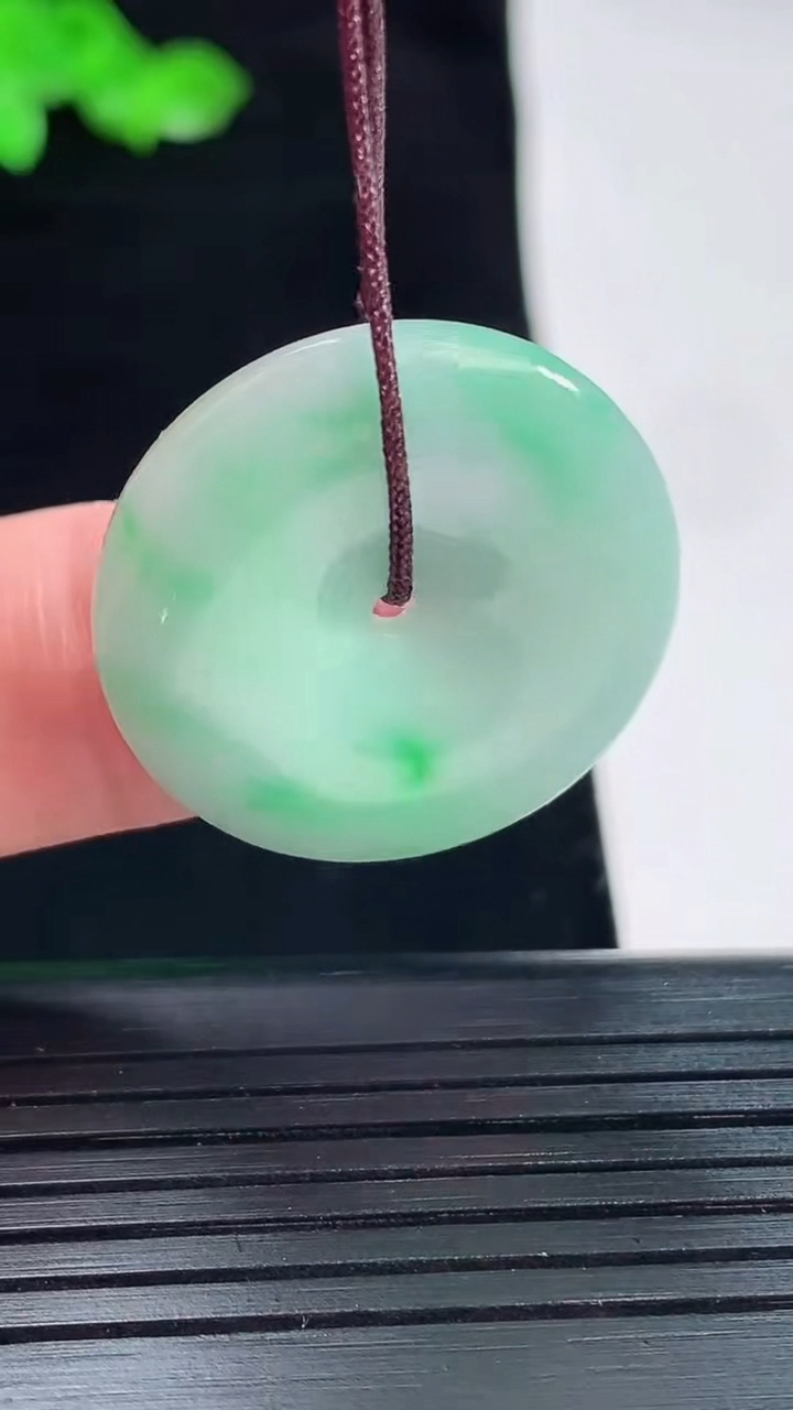 天然A货翡翠平安扣吊坠，尺寸25.5-5.6重量:7.74g
5月20日