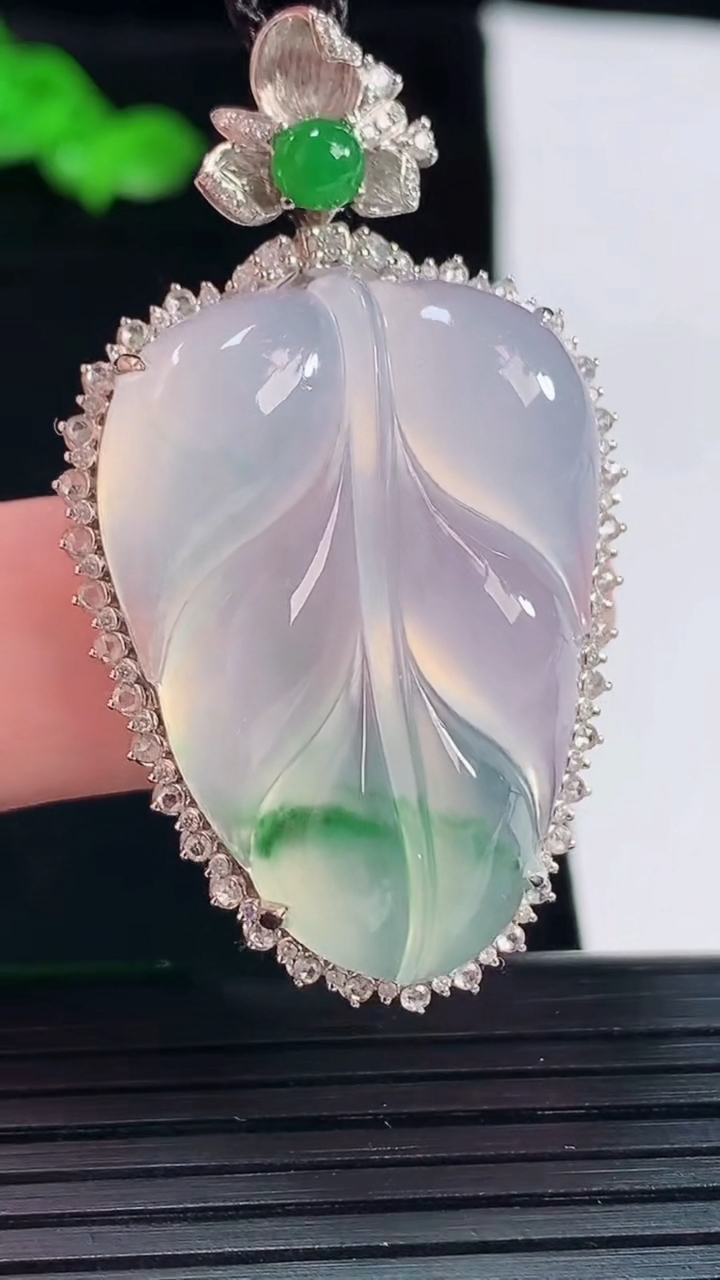 天然A货翡翠金枝玉叶 叶子吊坠，尺寸47-27.5-11，裸石33-23.5重量:11.99g
5月20日