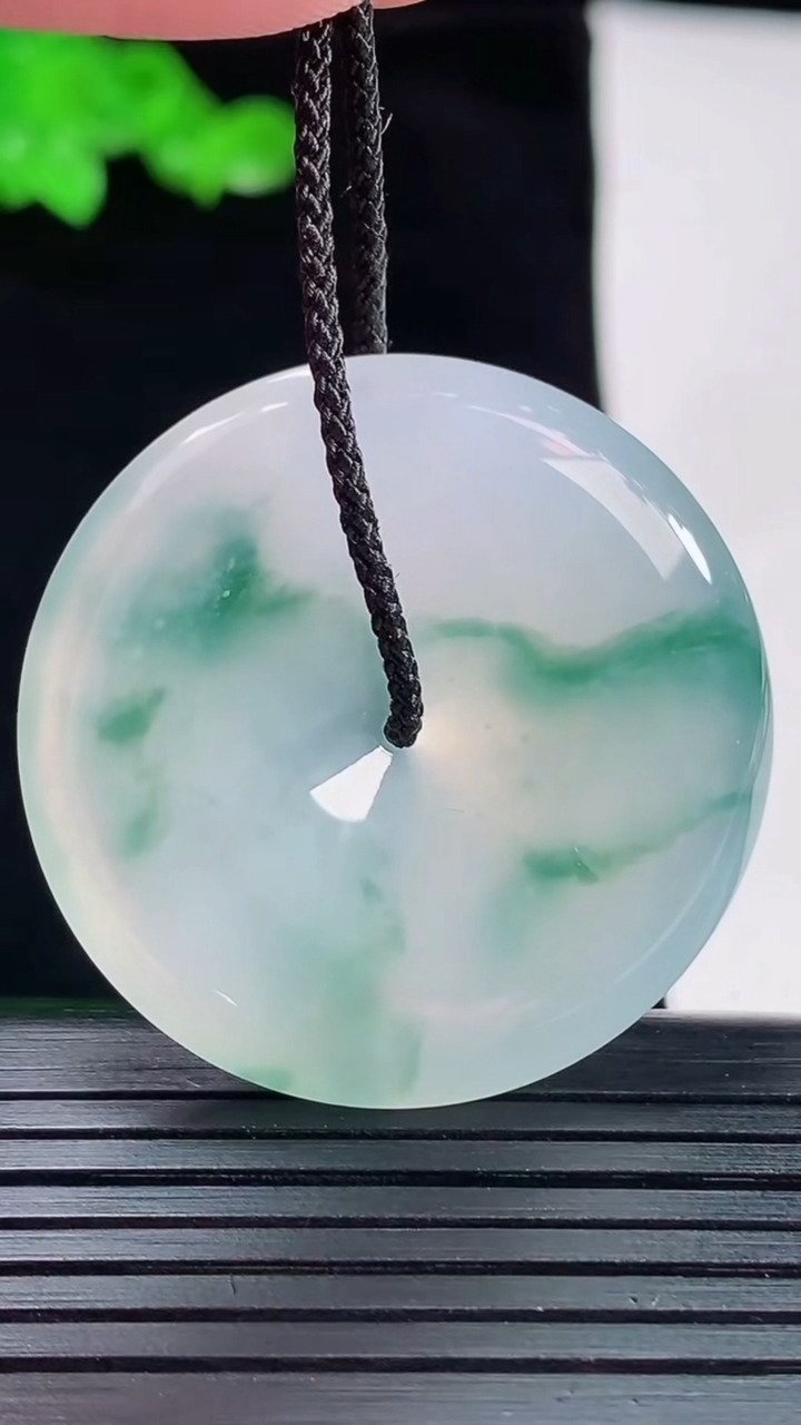 天然A货翡翠种飘花平安扣吊坠，尺寸35.8-5.5重量:15.08g
5月20日