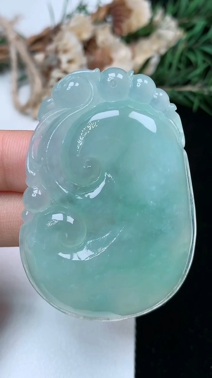 天然A货翡翠如意吊坠，尺寸51.9-36.6-7.5，重量:28.34g
5月20日