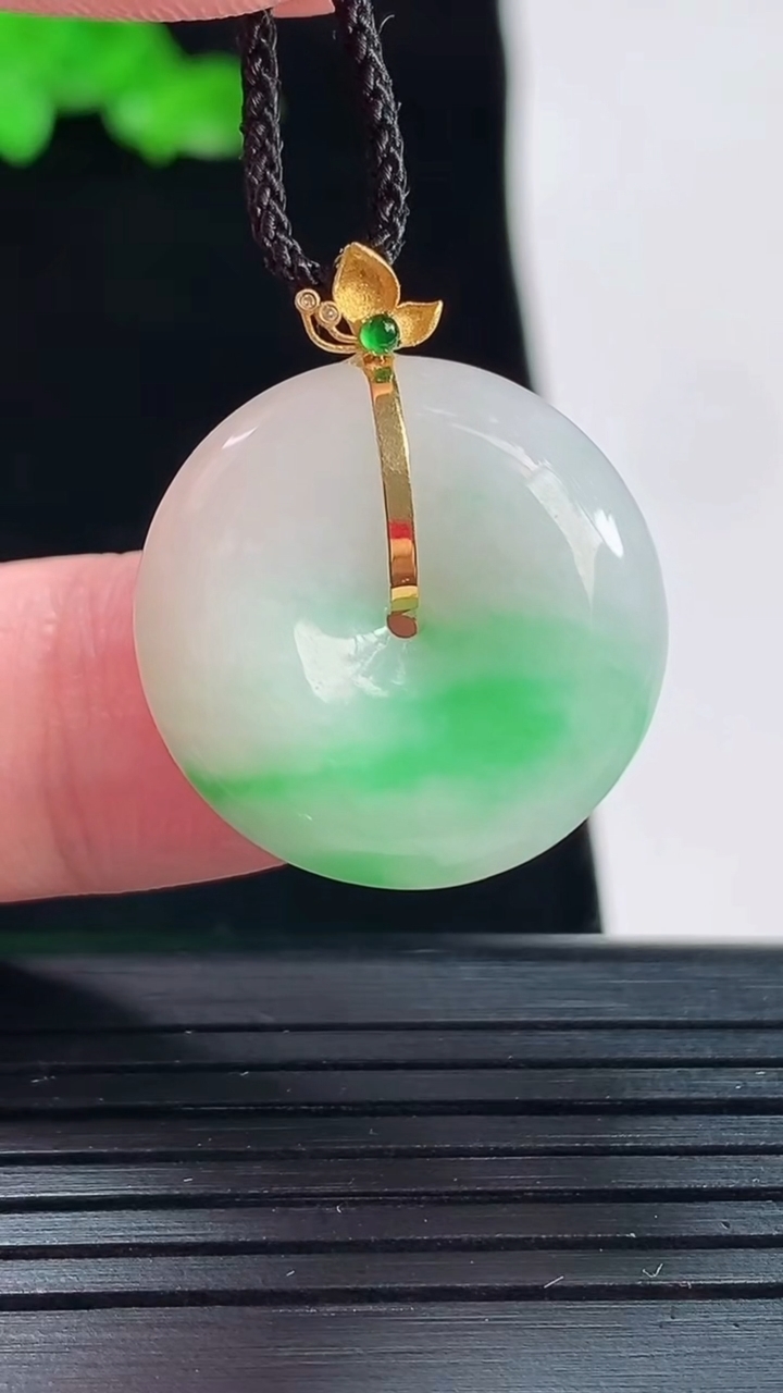 天然A货翡翠平安扣吊坠，尺寸26.6-22-5.8重量:5.77g
5月20日