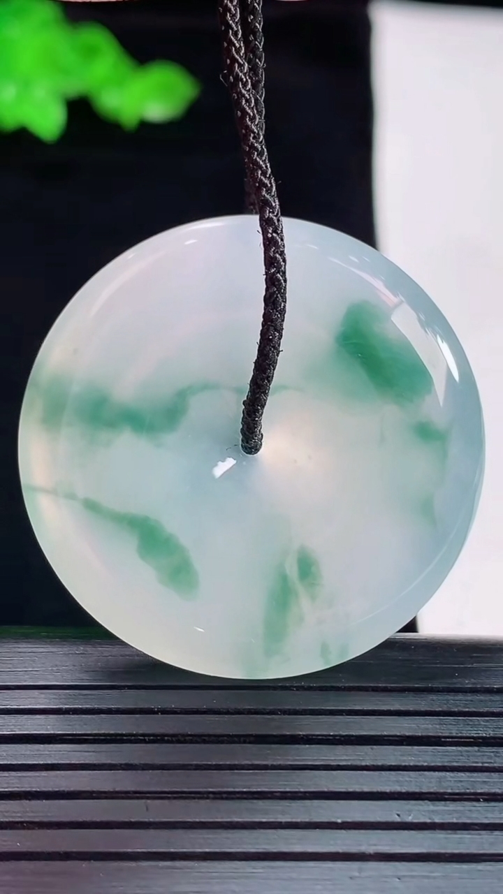 天然A货翡翠种飘花平安扣吊坠，尺寸35.8-5.5重量:15.08g
5月20日