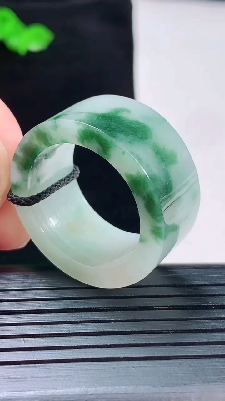 天然A货翡翠飘花素面玉扳指，尺寸22.6-13-4重量:14.30g2026年5月20日
工厂直销收