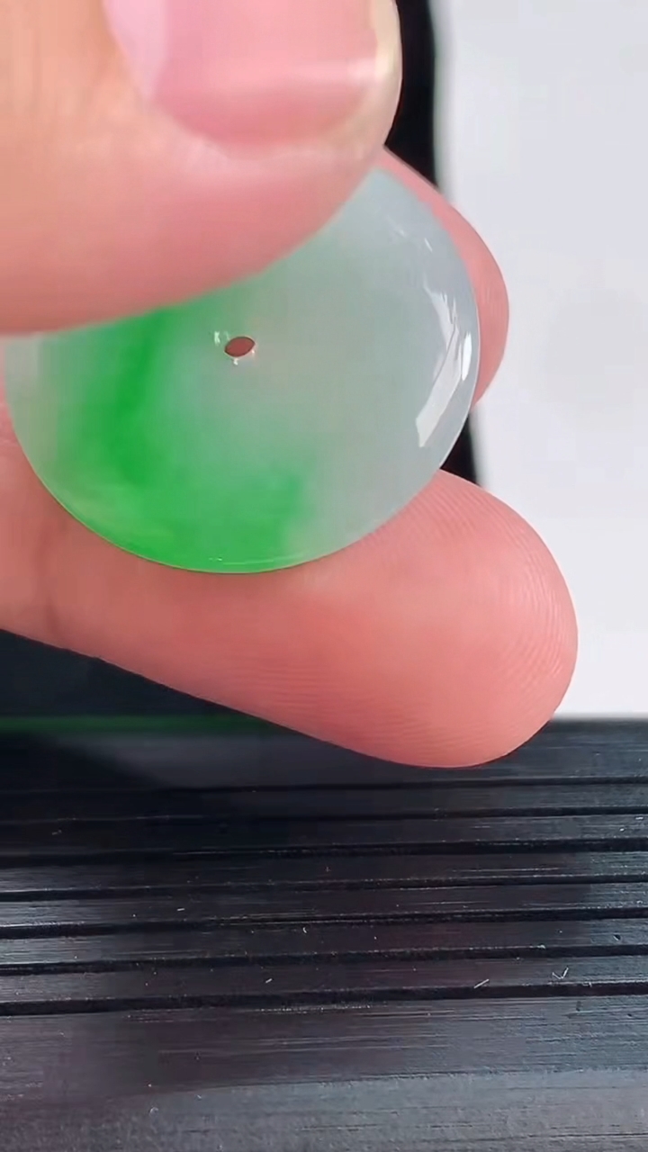 天然A货翡翠平安扣吊坠，尺寸25-4重量:5.20g
5月20日