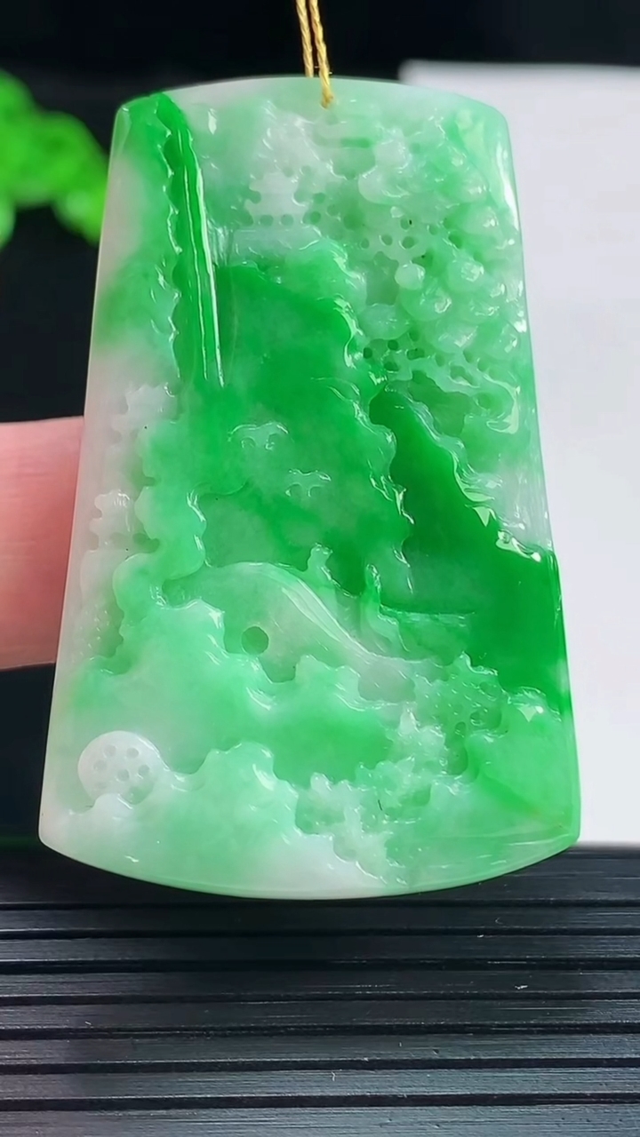 天然A货翡翠山水牌吊坠，尺寸49.2-31.6-5.5重量:21.24g
5月20日