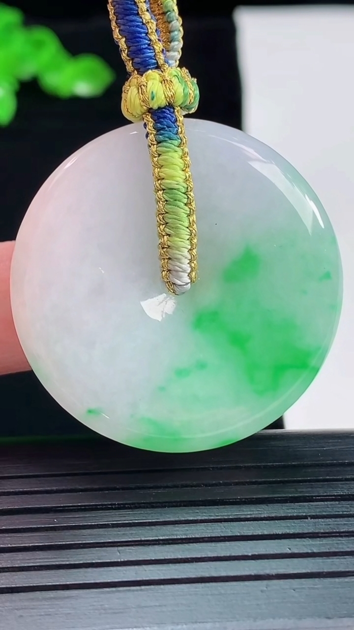 天然A货翡翠平安扣吊坠，尺寸35-5.5重量:16.12g
5月20日