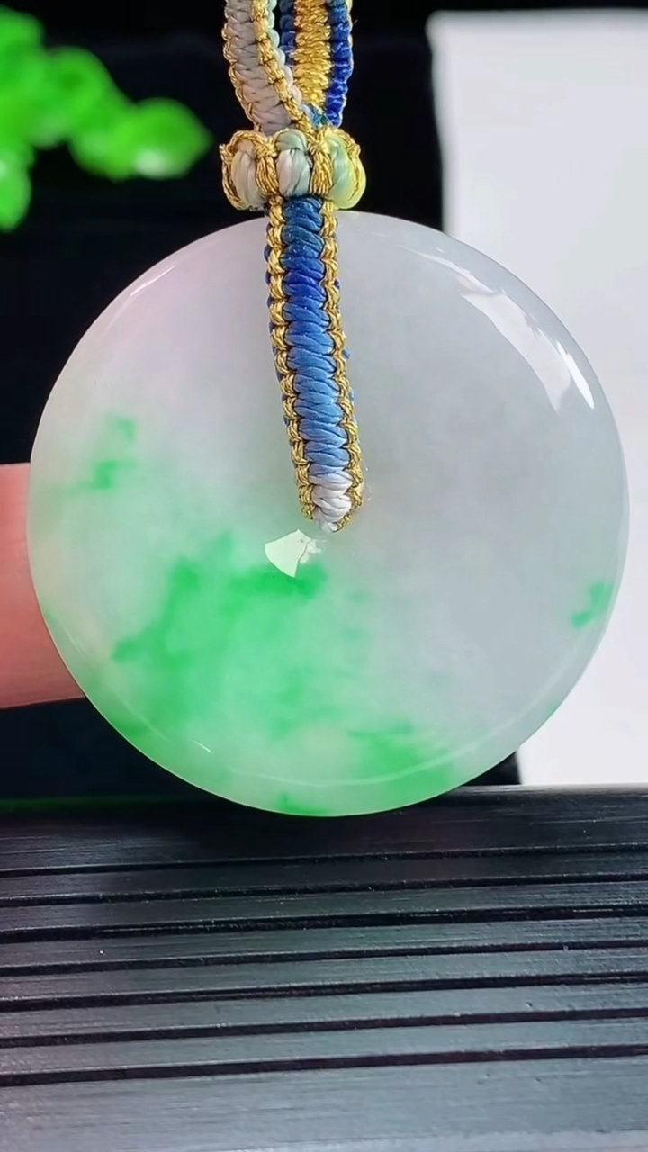 天然A货翡翠平安扣吊坠，尺寸35-5.5重量:16.12g
5月20日