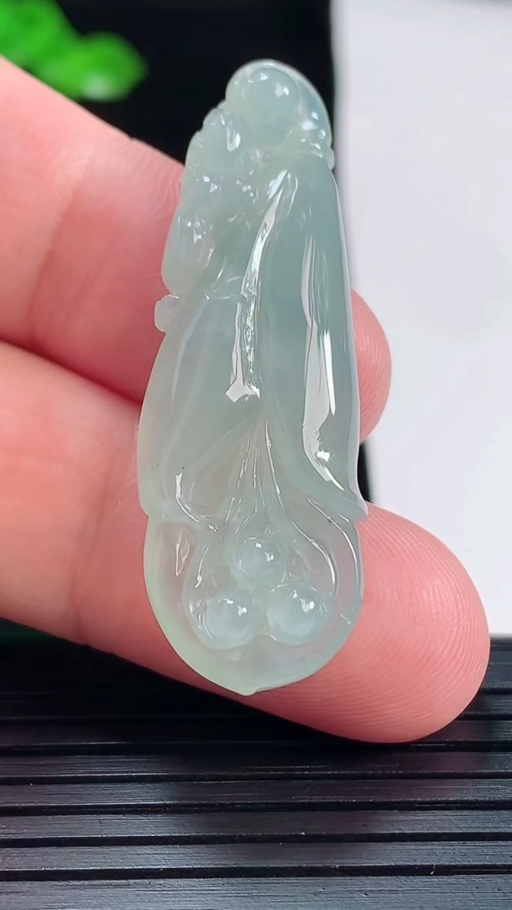 天然A货翡翠玉兰花吊坠，尺寸44.5-14-6.5重量:7.21g
5月20日