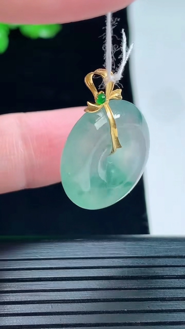 天然A货翡翠种飘花平安扣吊坠，尺寸26-20-5.5重量:4.90g
5月20日