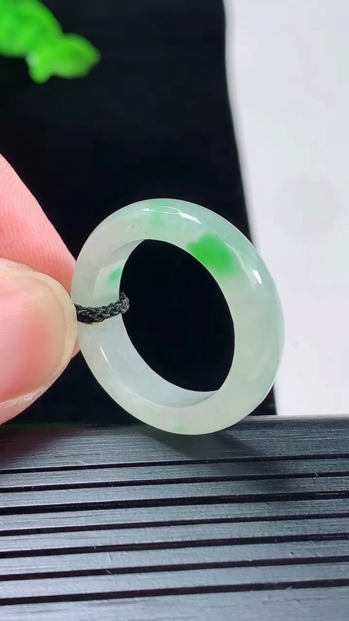 天然A货翡翠玉指环 戒指，尺寸18.5-5.5-3.6重量:4.32g2026年5月20日
工厂直销