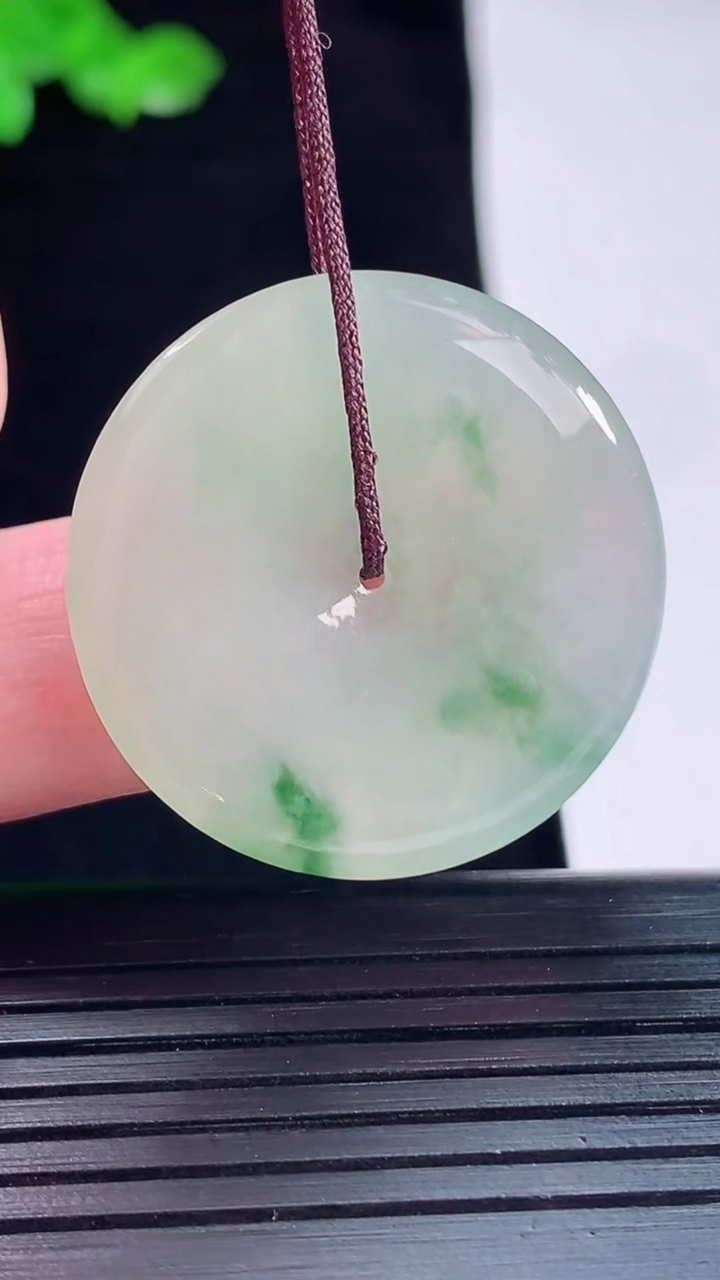 天然A货翡翠飘花平安扣吊坠，尺寸29.5-4.2重量:8.10g
5月20日