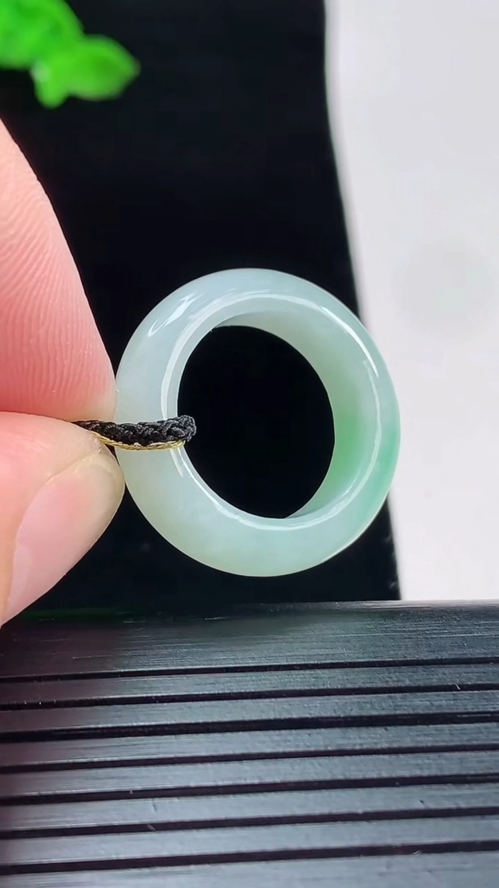天然A货翡翠玉指环 戒指，尺寸16-6-3.6重量:4.11g2026年5月20日
工厂直销收藏佳品,种好水足，色泽均匀，有种有色，上手高大气！