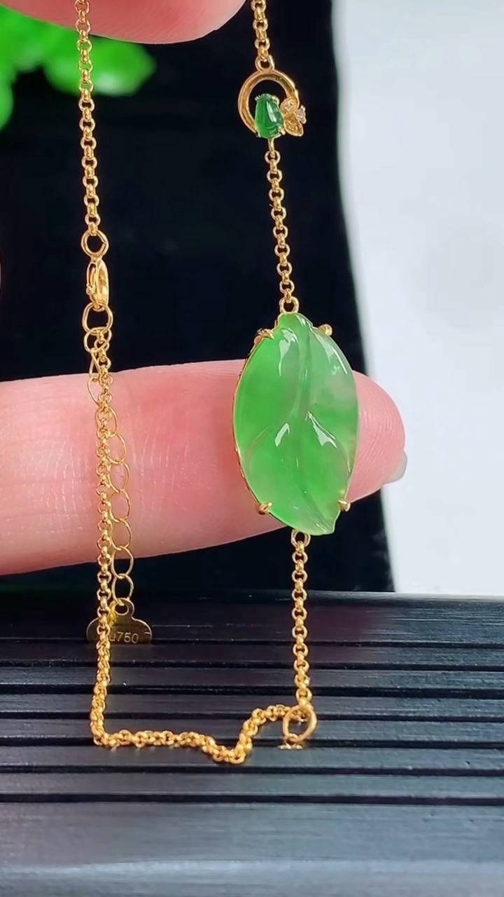 天然A货翡翠金枝玉叶 叶子手链，尺寸17-9-3重量:1.29g
5月20日