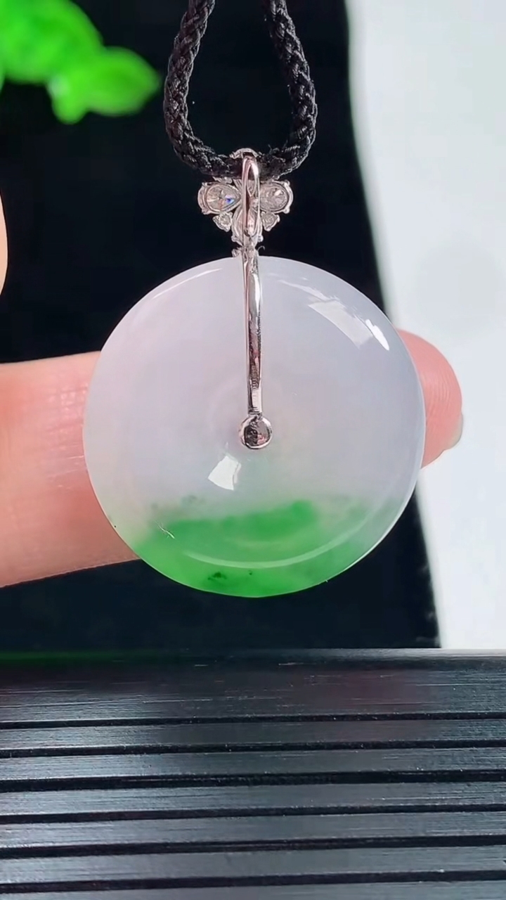天然A货翡翠平安扣吊坠，尺寸30-23-5重量:5.70g
5月20日
