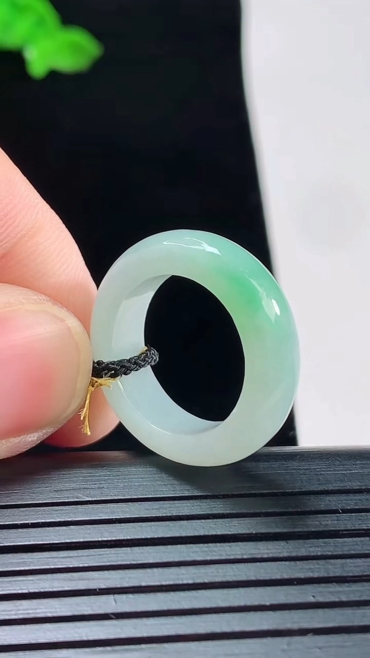 天然A货翡翠玉指环 戒指，尺寸16-6-3.6重量:4.11g2026年5月20日
工厂直销收藏佳品,种好水足，色泽均匀，有种有色，上手高大气！