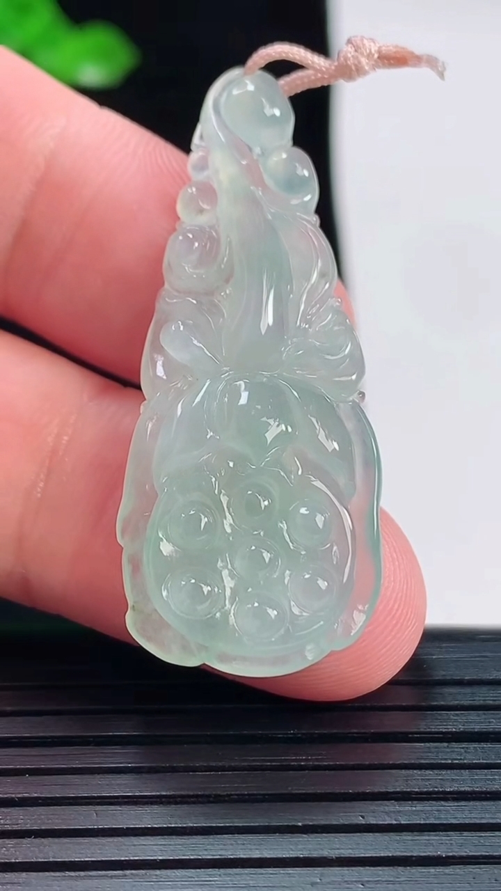 天然A货翡翠莲蓬吊坠，尺寸44.2-18-4.8重量:5.60g
5月20日