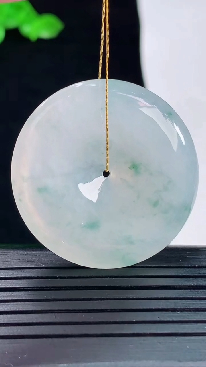天然A货翡翠飘花平安扣吊坠，尺寸35-5.6重量:14.60g
5月20日