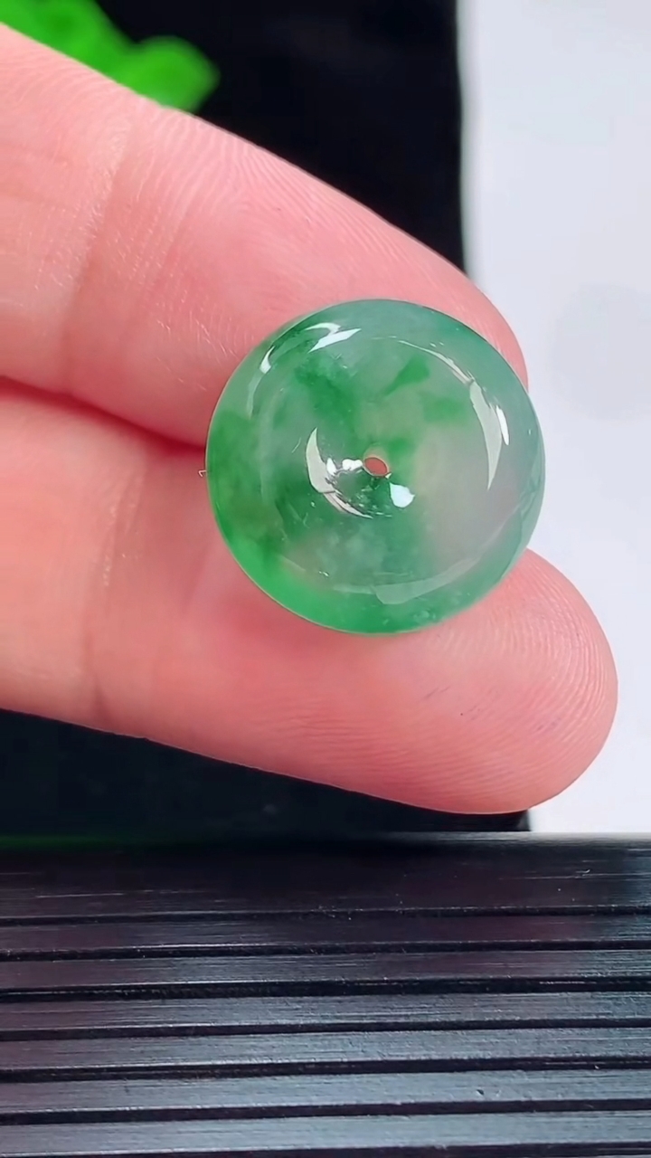 天然A货翡翠平安扣吊坠，尺寸18-6重量:3.60g
5月20日