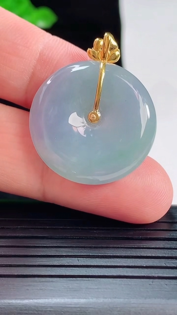 天然A货翡翠18k金春带彩 紫罗兰平安扣吊坠，尺寸32.8-26-5重量:7.28g
5月20日