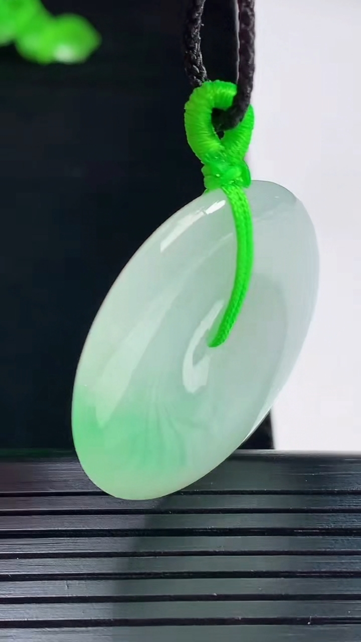 天然A货翡翠平安扣吊坠，尺寸32.5-5重量:11.66g
5月20日