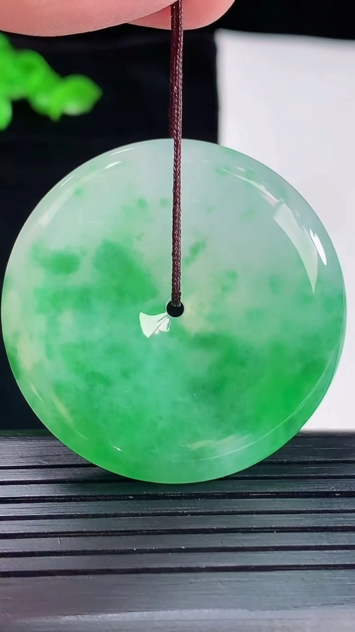 天然A货翡翠平安扣吊坠，尺寸40-6重量:21.47g
5月20日