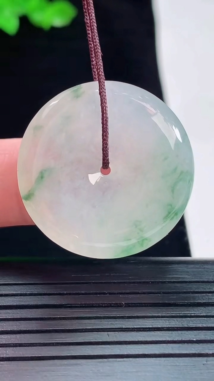 天然A货翡翠冰种飘花平安扣吊坠，尺寸28.5-5.2重量:8.76g
5月20日