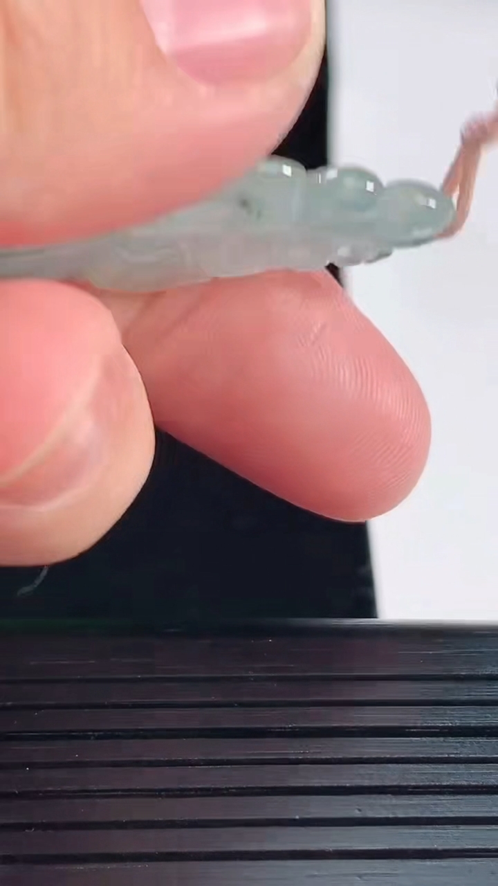 天然A货翡翠莲蓬吊坠，尺寸44.2-18-4.8重量:5.60g
5月20日