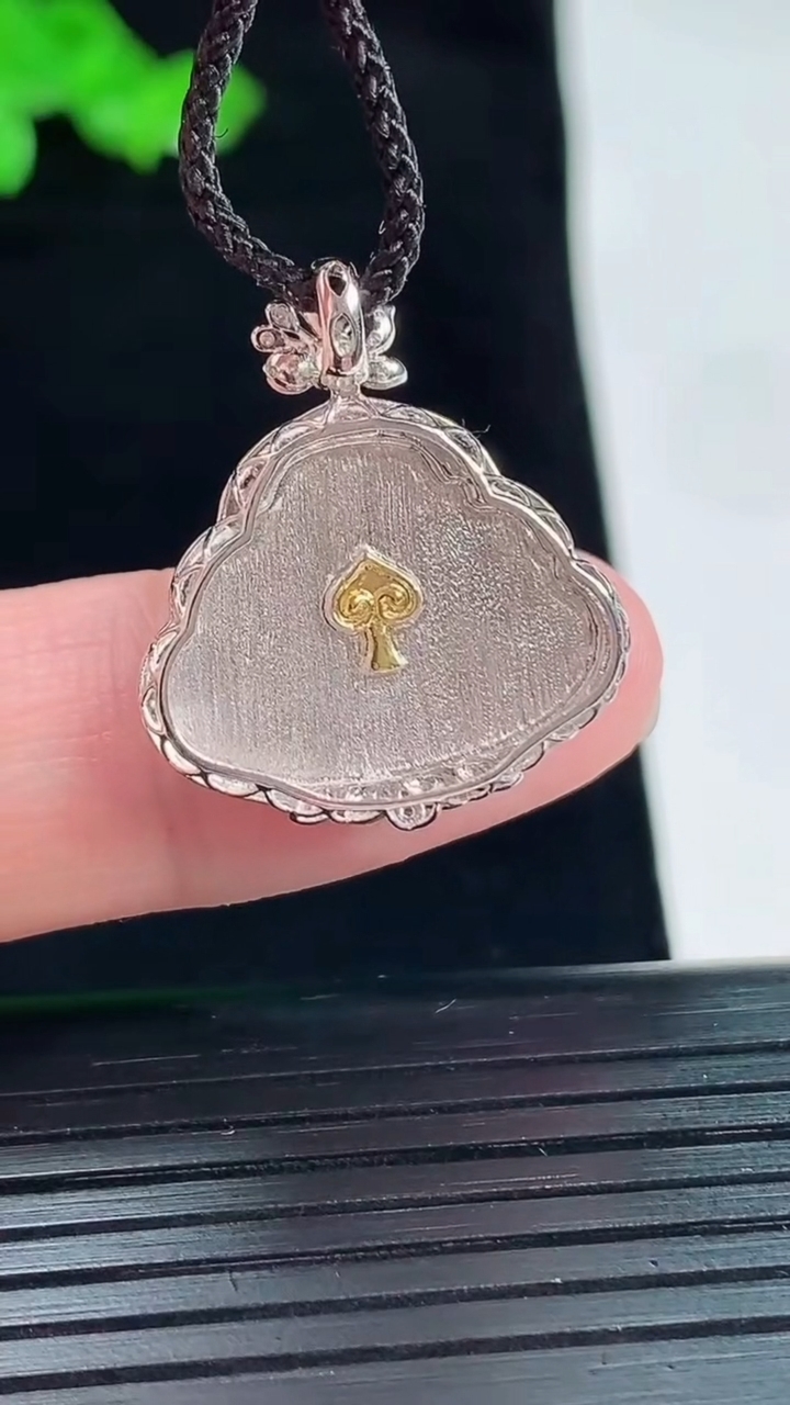 天然A货翡翠佛公吊坠，尺寸24.5-21-5，裸石14.5-19重量:2.40g
5月20日