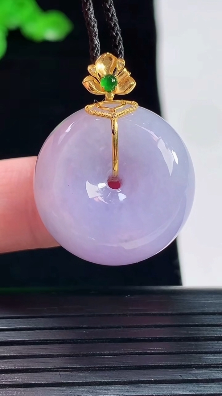 天然A货翡翠18k金紫罗兰平安扣吊坠，尺寸30.6-23.6-13重量:15.15g
5月20日