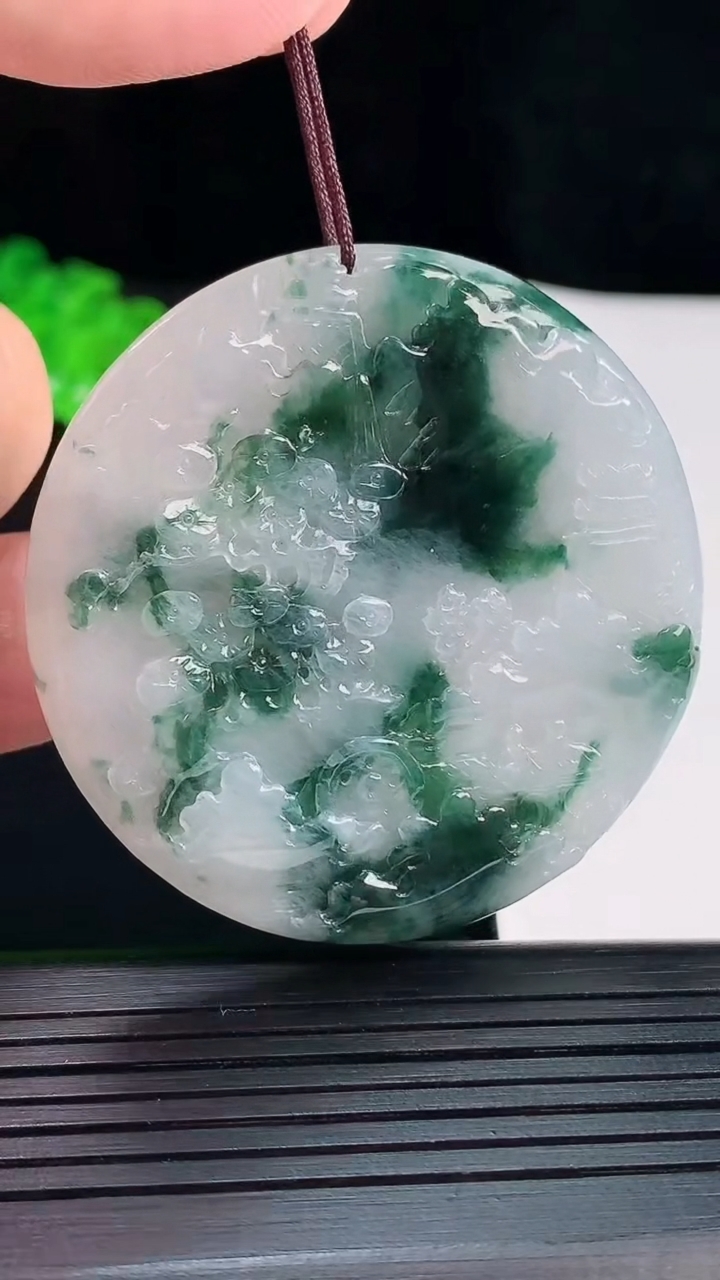 天然A货翡翠牌吊坠，尺寸50.5-6重量:34.09g
5月20日