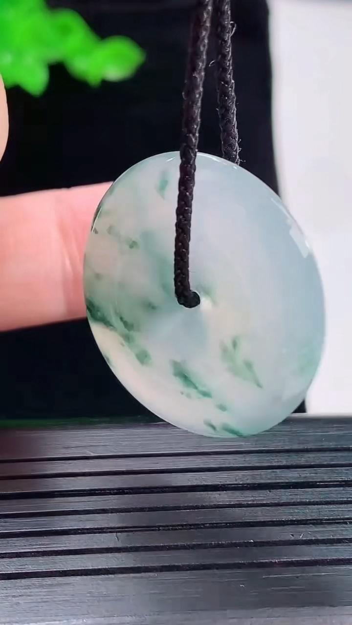 天然A货翡翠种飘花平安扣吊坠，尺寸28.5-6重量:10.00g
5月20日