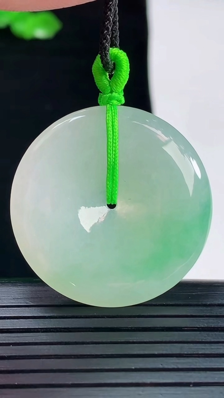 天然A货翡翠平安扣吊坠，尺寸32.5-5重量:11.66g
5月20日