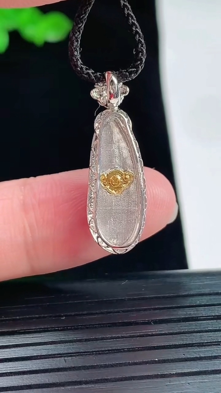 天然A货翡翠福豆吊坠，尺寸27-8.6-5.5，裸石19-7重量:1.49g
5月20日