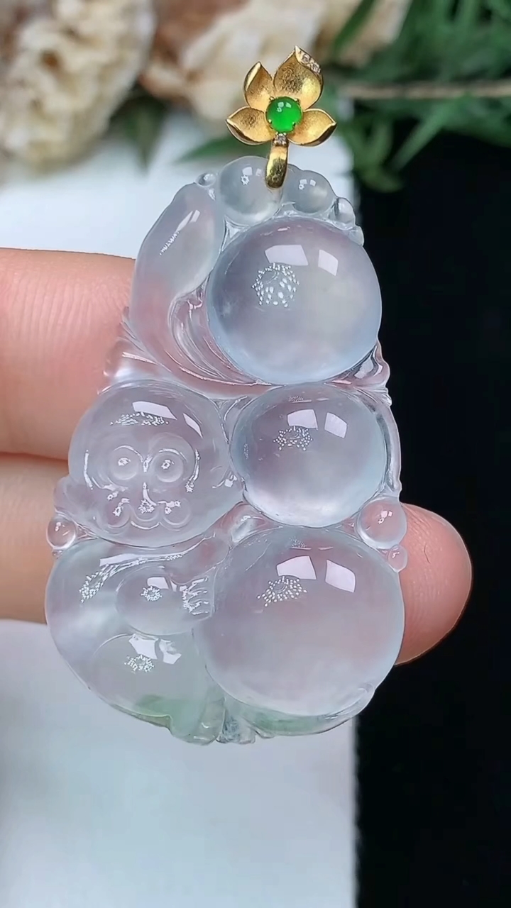 天然A货翡翠飘花生肖猴吊坠，尺寸35.4-22.2-5.4，重量:6.59g
5月20日