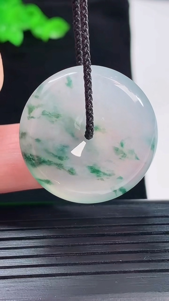 天然A货翡翠种飘花平安扣吊坠，尺寸28.5-6重量:10.00g
5月20日