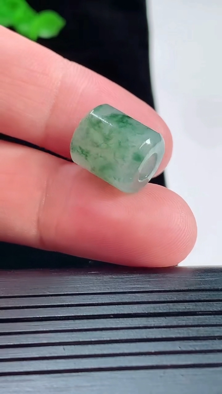 天然A货翡翠飘花路路通吊坠，尺寸13.5-12重量:3.95g
5月20日