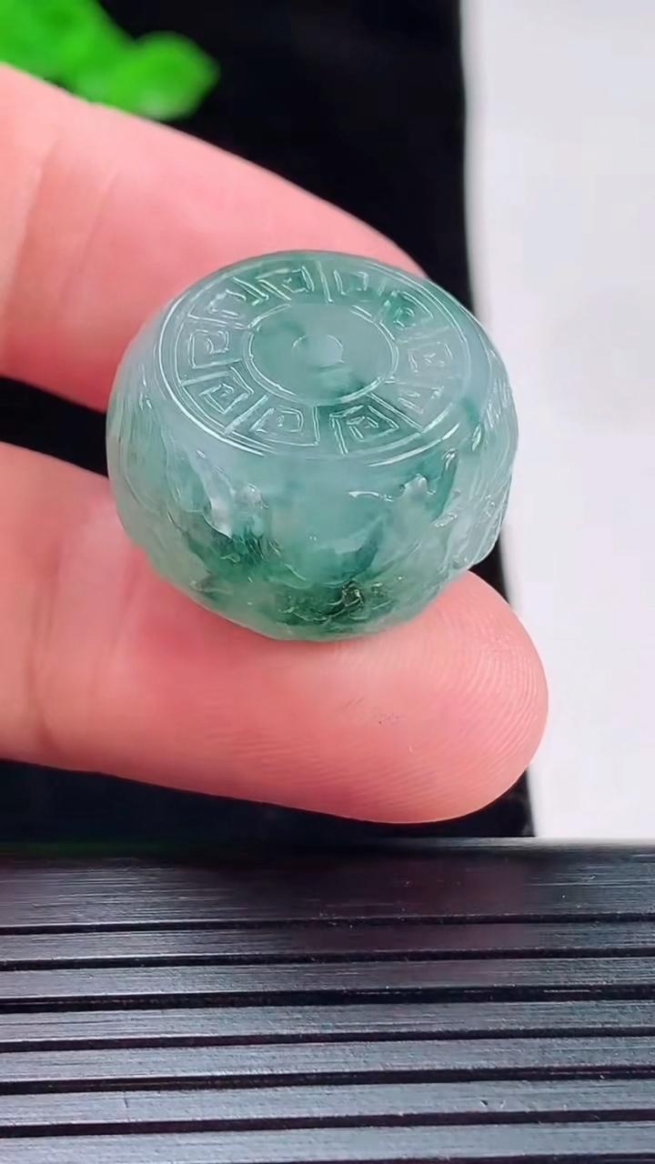 天然A货翡翠飘花雕龙路路通吊坠，尺寸22-13重量:13.57g
5月20日